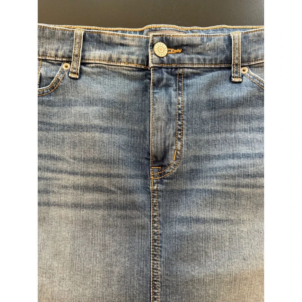 Torrid Feel the Fit Faded Denim Skirt Womens 18 Frayed Hem Front Slit‎ Stretch